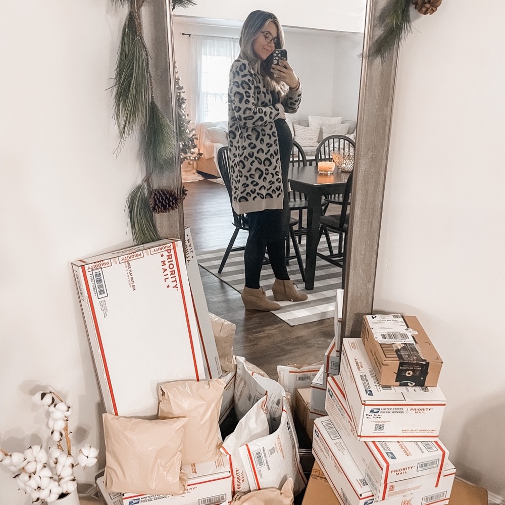 Welcome to my closet 🤍 - Picture 2 of 7